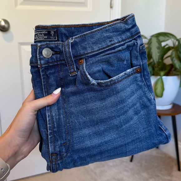 Abercrombie & Fitch Ultra High Rise Straight Jean - size 2 Long - Picture 2 of 8